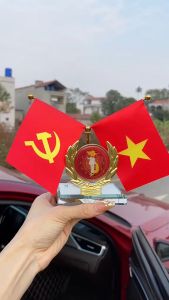 Cờ trang trí taplo ô tô Tôi Yêu Việt Nam tặng kèm tinh dầu nước hoa cao cấp và miếng dán chống trượt