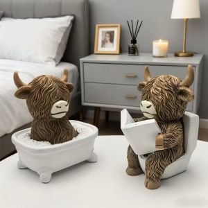 1 Piece Highland Cow Bathroom Decor Statue - Fun Toilet Seat Decoration with Book Farmhouse Style Bathroom Decor Desktop Decoration No Electricity Required Durable Resin Ornament Suitable for Home Office or as a Gift - Perfect for Easter Thanksg...