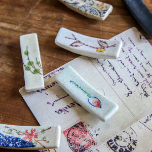 ที่วางตะเกียบเซรามิกสไตล์จีนที่วางตะเกียบสำหรับร้านอาหารโรงแรมที่วางช้อนที่วางตะเกียบขนาดเล็กแบบสร้างสรรค์ที่วางตะเกียบที่วางตะเกียบหมอนตะเกียบแนววินเทจสำหรับใช้ในบ้าน