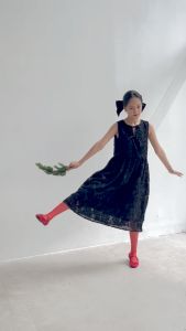 Chicka Chicka - Đầm ren lông lót lụa dáng suông xếp ly thắt nơ màu đen