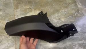 Dè (nối) chắn bùn sau Vario 125 2023 đen nhám