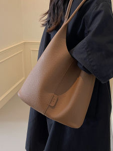 Retro Fashion Underarm Bag Womens Large Capacity Bucket Commuter Bag Casual Versatile Womens Bag for Autumn Winter Work