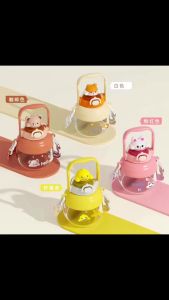 Bình đưng nước học sinh bụng bự 1300ml Bình nước cute hoạt hình dễ thương Nhựa thực phẩm PP Có dây đeo Ống hút Sticker 2D