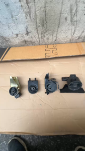 CHÂN MÁY FORD LASER 2003. MÁY 1.8