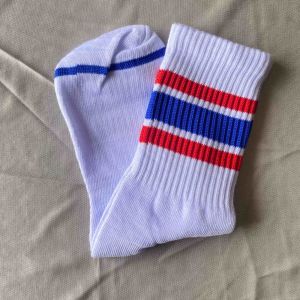 Kaos Kaki Oldschool Putih Motif Garis Setengah Betis Dewasa