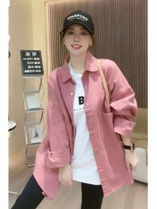 เสื้อเชิ้ตยีนส์สีชมพูสำหรับผู้หญิง ฤดูใบไม้ผลิและฤดูใบไม้ร่วง เสื้อคลุมกันหนาวแบบหลวมๆ ยาวปานกลาง ทรงหลวม แขนยาว สไตล์เกาหลี