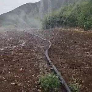 สายส่งน้ำ วัสดุ PE 1/2 นิ้ว ม้วน 200/100 เมตร 5รู/0รู ทนแดดทนฝน น้ำหนักเบา เคลื่อนย้ายสะดวก การพุ่งกระจายน้ำสม่ำเสมอ ท่อส่งน้ำ ท่อน้ำข้น สายน้ำ สายยาง สายยางรดน้ำ ระบบรดน้ำ