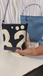 Rally Movement Mini Denim (ยีนส์) มีตัวเลือกหลายงาน หลายสี มาพร้อม ป้ายห้อย สายโซ่สะพาย ถุงผ้าแบบหนา งานผ้าทอ ปากกระเป๋า ขนาด 9 นิ้ว ฐาน 6 นิ้ว สูง 8.5 นิ้ว กระดุมดูดแบบแม่เหล็ก สะพายได้ 2 แบบ (2 สาย)