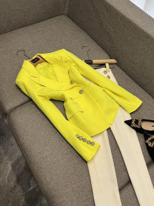 เสื้อสูททรงเข้ารูปสีพื้นสีเหลืองเข้ม กระดุมคู่ สำหรับใส่ไปทำงานในฤดูหนาว ผ้าฝ้ายผสมโพลีเอสเตอร์ สไตล์สตรีทแฟชั่น