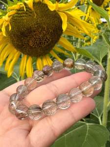 สร้อยหินไหมเงิน ( Silver Rutilated Quartz ) ผสมไหมนาค ( Copper Rutilated Quartz ) ไหมทอง ( Gold Rutilated Quartz ) และไหมดำ ( Black Rutilated Quartz ) เม็ดใส ไหมเต็มเม็ดเส้นละเอียดและเรียงตัวสวยมาก