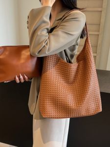 Retro Large Capacity Womens Shoulder Bag Fashionable Commuter Bucket Bag American Retro Style Synthetic Leather Inner Zipper Closure