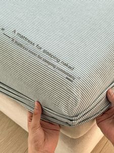 Kiss Dear | Non-slip Bed Cover for Dormitory