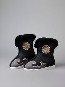 รองเท้าผ้าสไตล์ปักกิ่งแบบเก่าสำหรับเด็กรองเท้าเด็กผู้ชายรองเท้าบูทสไตล์โบราณสำหรับฤดูใบไม้ผลิรองเท้าใส่กับชุดฮั่นฝูแฮนด์เมดรองเท้าปักลายสไตล์ชนเผ่า