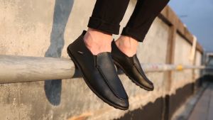 ◆ รองเท้าผู้ชายสวมใส่ง่ายสไตล์เรียบหรู ✧ ◆ หนังดำลายเม็ดเรียบ ✧ รอยเย็บขาวโดดเด่น+หูหิ้วหลัง ◆ พื้นเรียบนุ่มสําหรับรถ ◆ ป้ายSPORT ✧ #รองเท้าเดินสบายระยะสั้น ✧