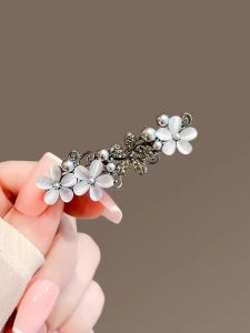 Elegant Metal Flower Hairpin Womens Side Bangs Hair Accessory Cats Eye Water Diamond Simple Yet Stylish Hair Clip