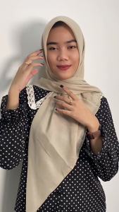 HIJAB SEGI EMPAT PARIS VARISHA TERBARU TERLARIS TERPERCAYA HITAM POLOS BURGANDI PARIS JADUL VOAL