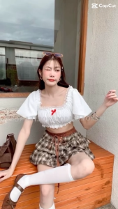 Ambella เสื้อครอปแขนบอลลูน แต่งโบว์ ครอปเอวลอย มี2สี ขาว ดำ แฟชั่น  งานน่ารัก