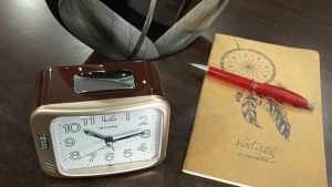 Đồng hồ Báo thức Rhythm CRA829NR13 Kt 11.0 x 9.5 x 6.5cm Vỏ nhựa. Dùng Pin.