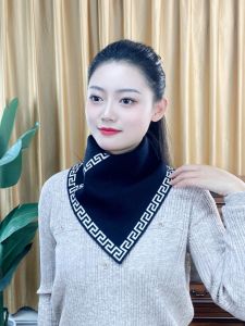 ผ้าพันคอทรงสามเหลี่ยมถักนิตติ้งสำหรับฤดูใบไม้ร่วงและฤดูหนาวสำหรับทั้งชายและหญิง ผ้าพันคอแบบสวมหัวที่อบอุ่นและมีสไตล์สำหรับทุกวัย