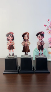 Trophy Akrilik Pramuka Laki-Laki Warna-Warni untuk Perayaan Spesial