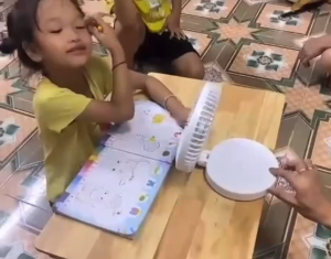 THANH LÝ Quạt sạc tích điện gấp gọn F0396 loại to