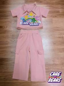 ชุดเซ็ทเสื้อคอปก ลายหมีแคร์แบร์สุดน่ารัก สกรีนลายแน่นๆ จัดเต็มไปเลยจ้า เข้าคู่กับกางเกงคาร์โก้สุดฮิต
