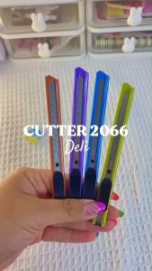 Deli คัตเตอร์เล็ก ด้ามสเตนเลส (คละสี) รุ่น 2066