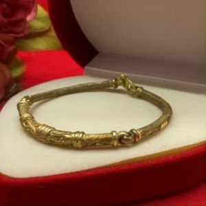 กำไลงานดิบทองเหลืองตัดลาย ตะขอตัวเอ็น เส้นผ่านศูนย์กลาง 5.3 ซม.ทองเหลืองโบราณ ใส่อาบน้ำได้ พร้อมส่ง