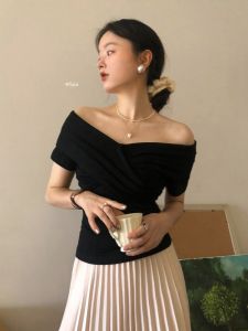 Áo Thun Tay Ngắn Ôm Vừa Vặn Màu Đen Một Bên Vai Kiểu Pháp Cho Nữ Mùa Đông Cao Cấp Nhỏ Hở Vai Ngắn Tay Áo Thun