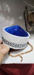 peci uj manis di pakai nya peci kopiah ini kombinasi warna biru dan putih peci ini bisa di cuci ya ka