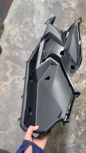 Sàn để chân nhựa nhám dàn áo người điều khiển xe Airblade 2016-2019 đồ phụ tùng hãng thay thế.