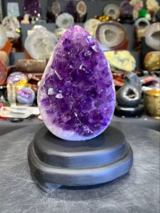 fengshui thick crystal quartz amethyst geode crystal 土形💯天然紫晶洞  波浪玛瑙绿幽灵边 晶牙透亮 带有黄方解石二次结晶 (如定制实木底座另加RM60)👈🏻optional  高height: 28cm  宽width: 21cm x 15cm 洞hole: 3cm   重weight: 13.4kg  📍Johor Bahru 区可自行取货或邮寄服务