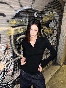 THELIKE ฤดูใบไม้ร่วง ฤดูหนาว สีดำ Basic คอวี สลิมฟิต เสื้อยืดแขนยาว อ่อนโยนต่อผิว เอว-Cinching สอพลอ เซ็กซี่ Pure Desire