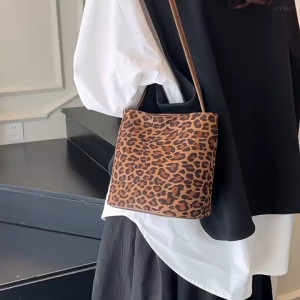 EchoBliss  กระเป๋าทรงจีบหนังกลับแนววินเทจลายเสือดาวสไตล์เกาหลีรุ่นใหม่กระเป๋าใบเล็กสะพายไหล่สะพายข้างสไตล์ตะวันตกแมทช์ลุคง่าย