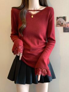 เสื้อถักคอวีลายลูกไม้สีแดง เสื้อเชิ้ตชั้นในสีพื้นแฟชั่นสำหรับผู้หญิงไซส์ใหญ่ เสื้อถักไหล่ตรง เสื้อถักแขนยาวฤดูใบไม้ร่วงปี 2024