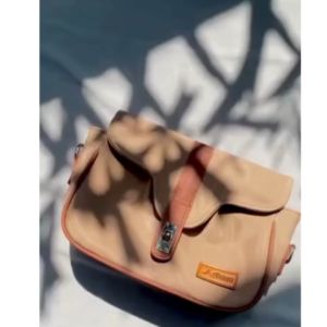 Tinjauan tentang Tas Selempang Desain Elegan