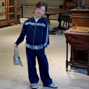 ชุดเด็กผู้หญิงสไตล์เกาหลี 2025 ฤดูใบไม้ร่วง แจ็คเก็ตขอบลูกไม้ กระโปรงทรงเอ ชุดกางเกงขากว้าง ชุดสองชิ้น ชุดเด็ก