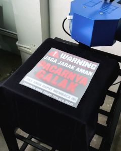 Desain Kaos Keren - Kaos Kata Pasangan Jaga Jarak Series (Ver. Pacarnya Galak) Bahan Combed 20s Lembut Nyaman Standar Distro