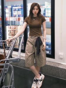 เสื้อยืดแขนสั้นทรงเข้ารูปสีพื้นสำหรับผู้หญิง สไตล์เกาหลี ฤดูร้อน 2025 เสื้อผ้าทำงานแขนยาวทรงเข้ารูป