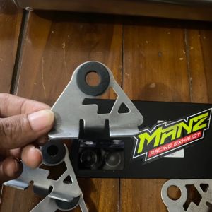 Gantungan pegangan Knalpot model segitiga ada karet tebal 1.5mm