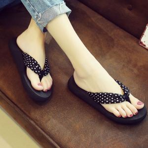 รองเท้าแตะส้นแบนแบบสวมข้างสำหรับผู้หญิงในช่วงฤดูร้อนปี 2025 รองเท้าแตะชายหาดแบบมีสายรัดนิ้วป้องกันการลื่น รองเท้าแตะแบบสวมหัว