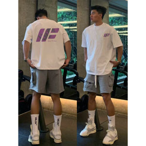 เสื้อยืดแขนสั้นผู้ชาย สไตล์อเมริกัน สวมใส่สบาย ทรงหลวม ผ้าฝ้ายแท้ ลายพิมพ์เรียบง่าย สีดำ แฟชั่นฤดูร้อน