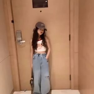 สปอตสินค้า ผ้ายีนส์ของเด็กผู้หญิง - กางเกงขากว้างแบบขาดๆ นุ่มสบาย กางเกงขาตรงเอวสูงทรงหลวม กางเกงยีนต์เด็ก