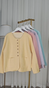 เสื้อคลุมแขนยาวงานไหมพรมนุ่มนิ่ม ดีเทลแต่งกระดุมมุข ด้านหน้ามีกระเป๋าใช้งานได้จริง ทรงสวย เหมาะกับฤดูหนาว