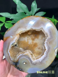 crystal treasure bowl yellow HIGH GRADE AAA+ with money eyes 💯天然高品全抛光黄玛瑙聚宝盆  大颗玛瑙财眼👍 顶盖天然白+黄玛瑙层次结晶 白水晶透 钛晶母矿共生💰💰💰 聚宝盆洞里带有两根方解石柱👍  透光玛瑙 🆓🆓附送特制实木底座)  整体高Total high: 18cm  底座宽total width: 17x19cm  总重total weight: 2.05kg 玛瑙宽raw width: 13cm  洞深Hole: 2c