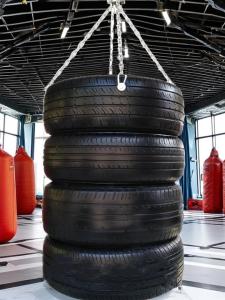 Adult Hanging Boxing Sandbag Tire Design Martial Arts Training Equipment for Home Gym Fitness And Taekwondo Practice
