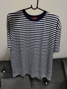 เสื้อยืดคอกลมลายทางสีน้ำเงินเข้ม