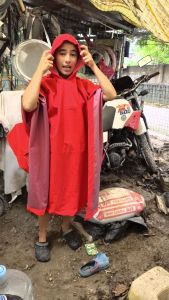 Raincoat poncho heavy duty rubberized three layer coating material for 100% waterproof a heavy rain raincoat