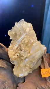 cụm đá thạch anh cộng sinh Tourmaline tự nhiên vàng nhạt tán sắc Vũ Trụ 606 tặng đế
