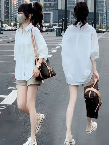 เสื้อเชิ้ตแขนยาวปานกลางสีขาวผู้หญิงฤดูร้อนปี 2025 ทรงหลวม ผ้าฝ้าย เสื้อเชิ้ตลำลอง เสื้อเชิ้ตคอโปโล